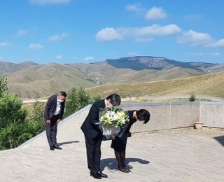 Элчин сайд Х. Кобаяши гэргийн хамт дурсгалын цогцолборт хүндэтгэл үзүүлэв