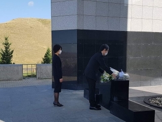 Элчин сайд Х. Кобаяши гэргийн хамт цэцэг өргөв
