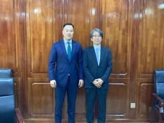 小林大使(右側)とムンフタミルCEO