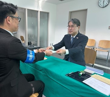 大使による投票の様子