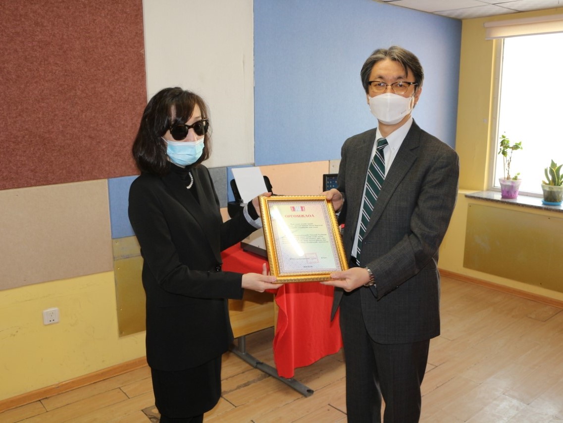 機材引渡式にて、ゲレル会長（当時）（左）と小林大使