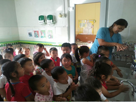 増築前は洗面台が足りず園児が密集していた