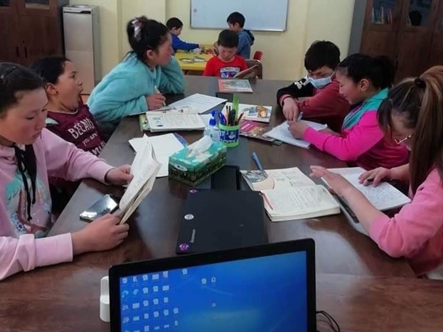 改修した談話室で勉強する生徒たち